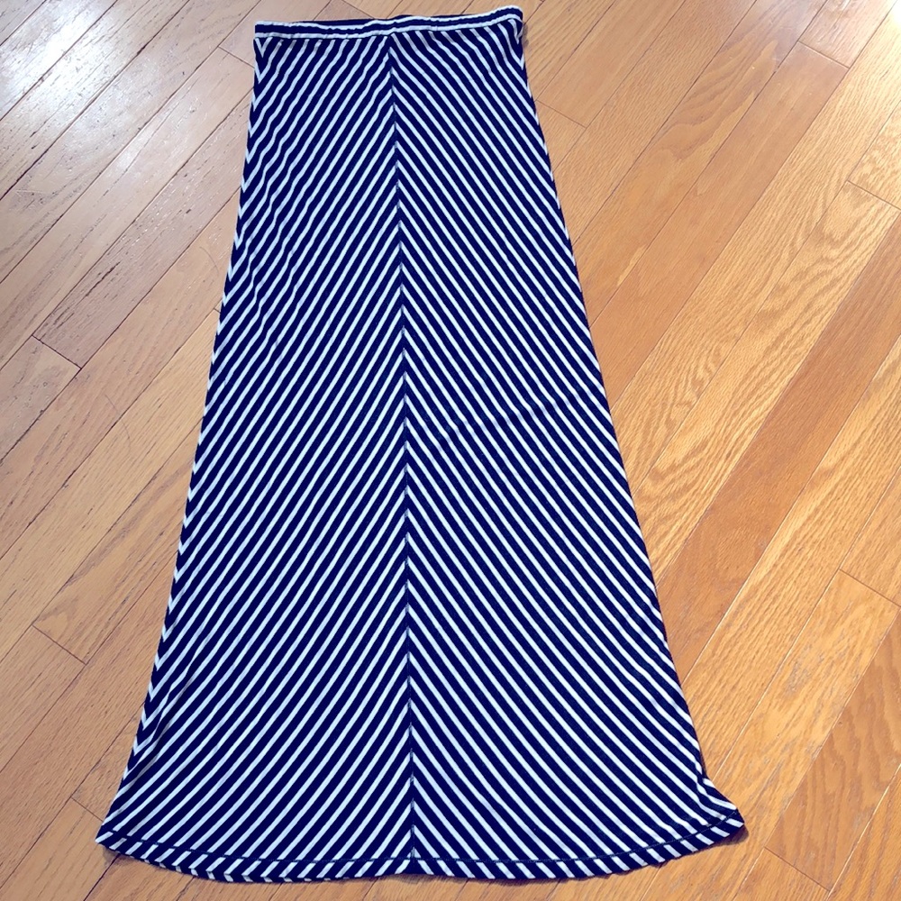 Max Studio Diagonal Stripe Slim Look Pull-On Navy and White Long Maxi Skirt - S